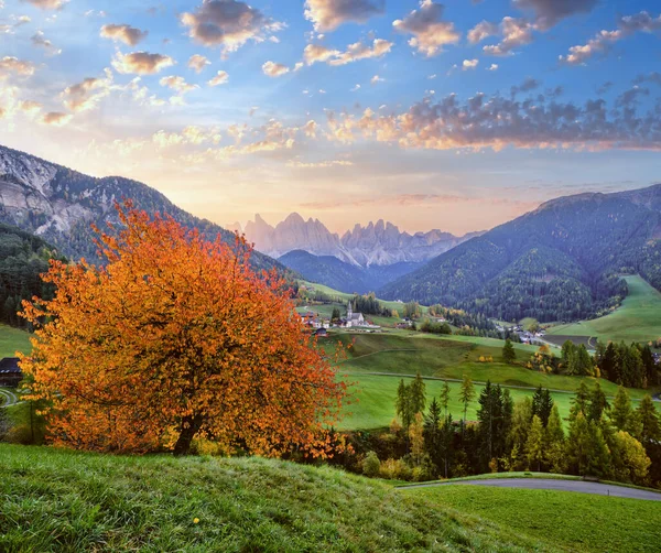 Podzimní Úsvit Santa Magdalena Slavná Itálie Dolomity Pohled Vesnici Před — Stock fotografie