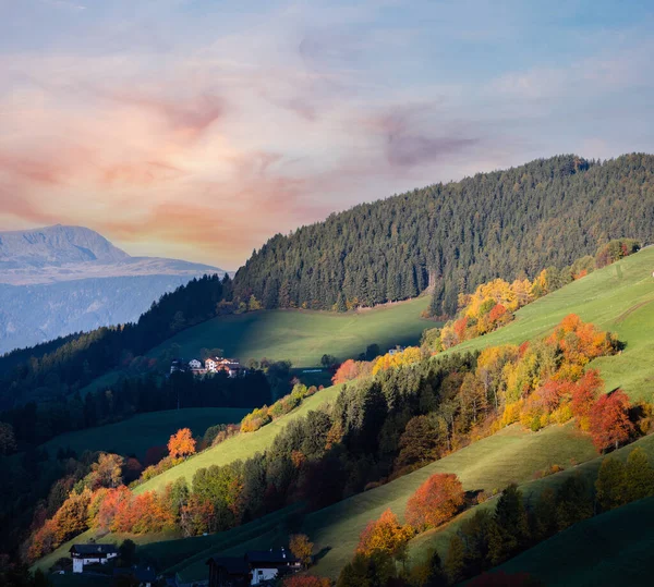 秋の日の出サンタ マグダレナ有名なイタリアドロミテの山間の村では 最初の日光の下で景色が見えます 絵のような旅 季節や田舎の美しさのコンセプトの背景 — ストック写真