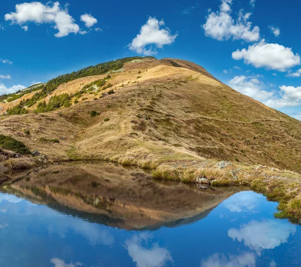 Pequeno Lago Pitoresco Com Reflexos Nuvens Monte Strymba Belo Dia — Fotografia de Stock