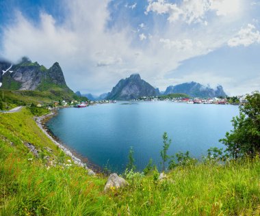 balıkçı köyü reine (lofoten, Norveç). Yaz bulutlu görünüm.