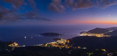 Yaz Budva riviera gece sahil şeridi panorama manzara. Karadağ, Balkanlar, Adriyatik denizi, Avrupa. Dağ yolu yolunun tepesinden görünüm.