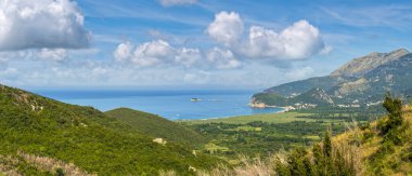 Yaz sabahı Adriyatik kıyı şeridi (Budva ile Karadağ 'ın Bar kenti arasındaki Buljarica Sahili) yukarıdan görülüyor. Panorama.