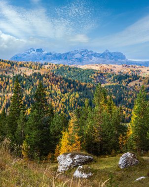 Sonbahar sabahları bulutlu Dolomitler dağ manzarası. Valparola Geçidi yakınlarındaki huzurlu manzara, Belluno, İtalya. Resimli seyahat, mevsimsel, doğa ve kırsal güzellik konsepti.