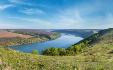 Dnister Nehri Kanyonu 'nun muhteşem bahar manzarası. Resimli kayalar, tarlalar, çiçekler. Shyshkovi Gorby, Nahoriany, Chernivtsi bölgesi, Ukrayna.