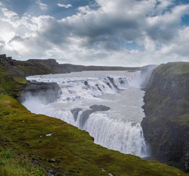 Suyla dolu bir resim Büyük şelale Gullfoss Sonbahar manzarası, İzlanda 'nın güneybatısı.