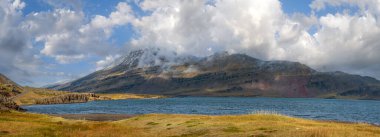 İzlanda 'da otomobil gezisi sırasında görüntüle. Manzaralı İzlanda manzarası: dağlar, okyanus kıyıları, fiyortlar, tarlalar, bulutlar, buzullar, şelaleler..