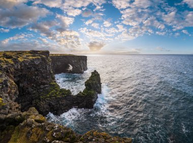 İzlanda 'nın batısındaki dağlık arazi, Snaefellsnes yarımadası, Svortuloft Deniz Feneri' nin yakınındaki View Point 'te araba yolculuğuna bakın. Muhteşem siyah volkanik kayalık okyanus kıyıları, mağara kemerleri ve kuleleri..