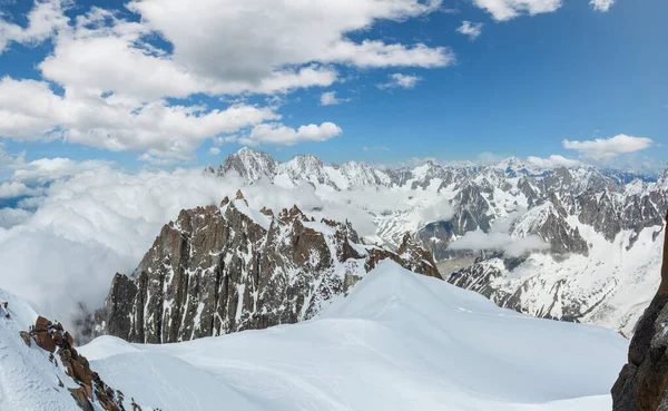 从法国阿尔卑斯山夏莫尼的米迪山艾古耶杜米迪山的勃朗峰岩石山夏季景观 — 图库照片