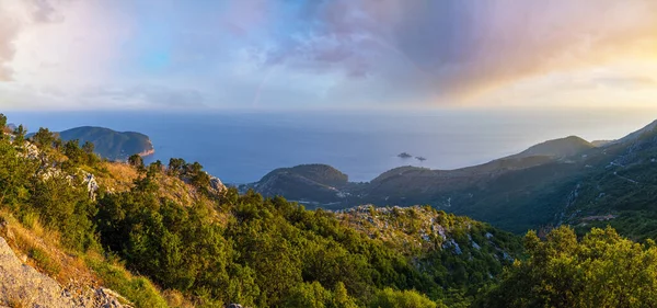 夏の夜ブドヴァリビエラ海岸線のパノラマ風景 モンテネグロ バルカン半島 アドリア海 ヨーロッパ 山道からの眺め — ストック写真