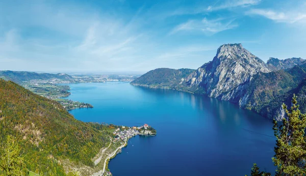 Klidný Podzimní Alpy Traunsee Pohled Jezero Kleiner Sonnstein Skalní Vrchol — Stock fotografie