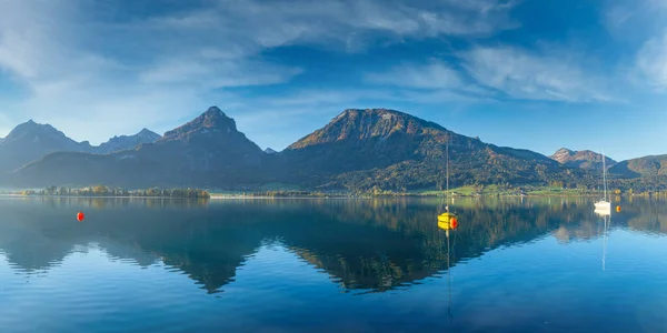 Lago Sereno Montaña Con Aguas Transparentes Reflejos Otoño Wolfgangsee Lago —  Fotos de Stock