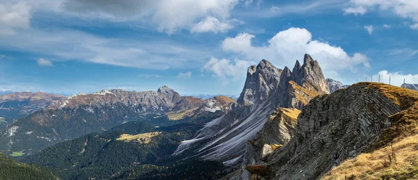 絵のように美しい秋のアルプスの山のシーン 有名なイタリアのドロマイトセエダ雄大な岩 サッスリゲ スディトロール イタリア 美しい旅のコンセプト高解像度超ワイドパノラマシーン — ストック写真