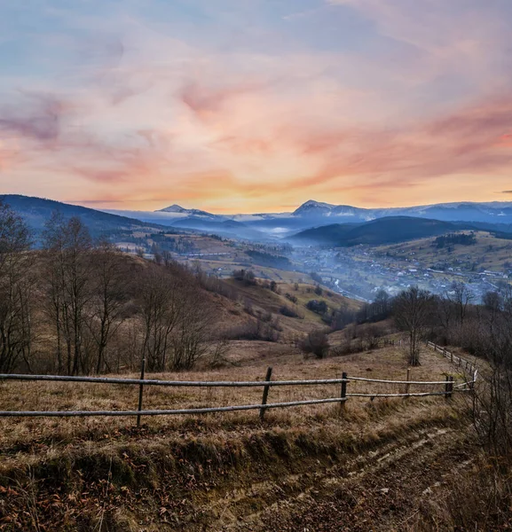 Malebné Ráno Před Východem Slunce Nad Pozdní Podzimní Horskou Krajinou — Stock fotografie