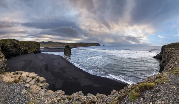 从冰岛南部维克的Dyrholaey Cape到里尼斯法加拉海洋黑色火山灰海滩和岩石形成的秋季傍晚风景如画 里尼斯法尔山作为背景 — 图库照片