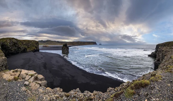 Malowniczy Widok Jesienią Wieczór Reynisfjara Ocean Czarny Wulkaniczny Piasek Plaży — Zdjęcie stockowe