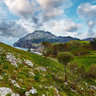 Bahar Deniz Sahil peyzaj kayalık cape ve küçük koy (San Julian Beach, Liendo, Cantabria, İspanya).