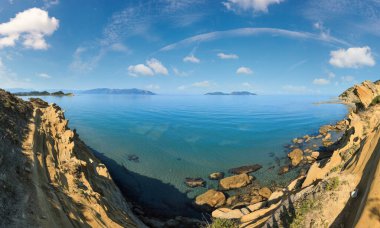 Sabah deniz kayalık sahil peyzaj (Narta Lagoon, Vlore, Arnavutluk). Üç atış dikiş panorama.