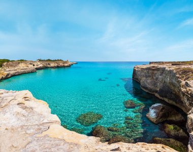 Güzel Adriyatik Denizi kıyısında Roca Vecchia arkeolojik alan: Salento, Puglia, İtalya