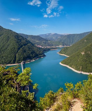 Karadağ'da fantastik rezervuar Piva Gölü (Pivsko Jezero) yaz manzarası ile ünlü Piva nehir kanyonu. Doğa seyahat arka plan. 