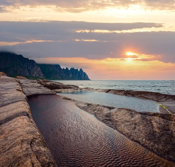 Kamenitá Pláž Přílivové Lázně Ersfjord Senja Norsko Letní Polární Den — Stock fotografie