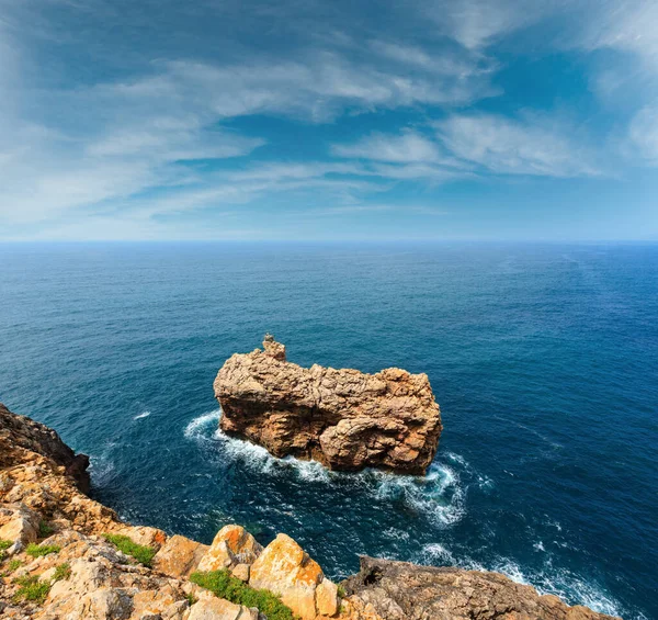 コスタ ヴィチェンティーナ ポルトガルのコウノトリの巣と海岸近くの岩 — ストック写真