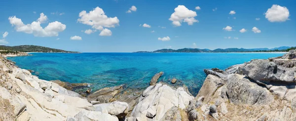 アクアマリンの透明な水で夏の海の風景です シトニア ハルキディキ ギリシャの海岸からの眺め — ストック写真
