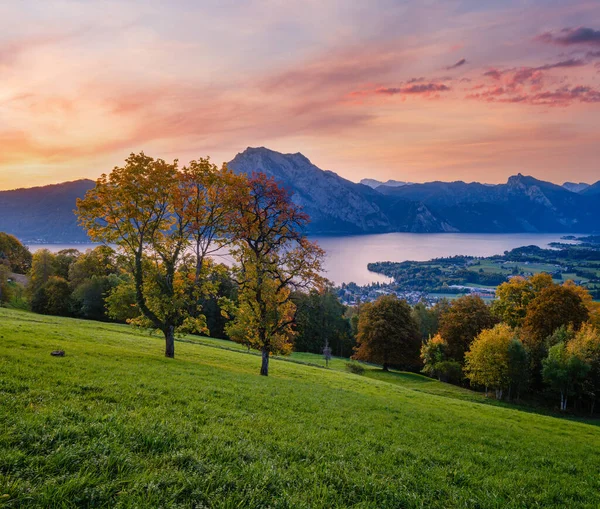 Rustige Herfst Alpen Bergmeer Met Helder Transparant Water Reflecties Sunrise — Stockfoto