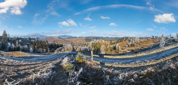 冬天要来了秋天的最后几天 早上在山乡宁静 风景如画的结霜景象中 从山上到村子的肮脏的道路 乌克兰喀尔巴阡山脉 — 图库照片