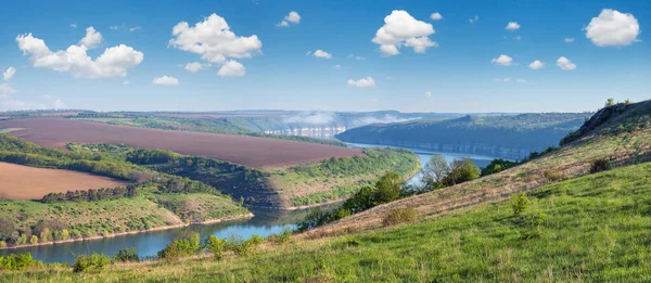 Úžasný Jarní Pohled Dnister River Canyon Malebnými Skalami Poli Květinami — Stock fotografie