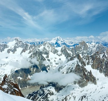 Mont blanc Dağı massif yaz peyzaj (aiguille du midi Dağı, Fransız görünümünden) ve yukarıda helikopter