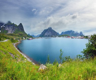 balıkçı köyü reine (lofoten, Norveç). Yaz bulutlu görünüm.