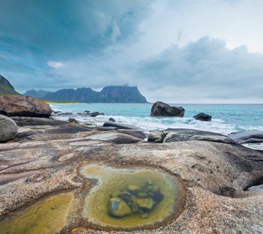 haukland taşlı plaj yaz manzarası (Norveç, lofoten).