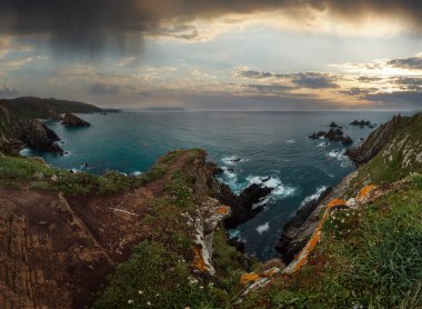 Costa de Loiba günbatımı manzara ile kaya oluşumları yakınındaki kıyı (Asturias, İspanya).