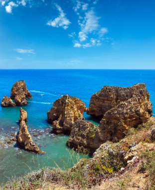 Ponta da Piedade (kıyı şeridi boyunca kaya oluşumları Lagos şehir, Algarve, Portekiz grubu). Tanınmayan insanlar. İki tane dikiş görüntü.