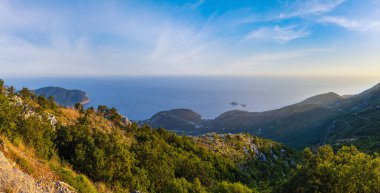 Yaz akşamı Budva riviera sahil şeridi panorama manzara. Karadağ, Balkanlar, Adriyatik denizi, Avrupa. Dağ yolu yolundan görünüm.