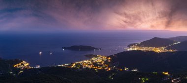 Yaz Budva riviera gece sahil şeridi panorama manzara. Karadağ, Balkanlar, Adriyatik denizi, Avrupa. Dağ yolu yolunun tepesinden görünüm.
