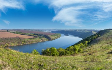 Dnister Nehri Kanyonu 'nun muhteşem bahar manzarası. Resimli kayalar, tarlalar, çiçekler. Shyshkovi Gorby, Nahoriany, Chernivtsi bölgesi, Ukrayna.