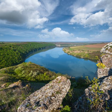 Dnister Nehri Kanyonu 'nun muhteşem bahar manzarası. Resimli kayalar, tarlalar, çiçekler. Shyshkovi Gorby, Nahoriany, Chernivtsi bölgesi, Ukrayna.