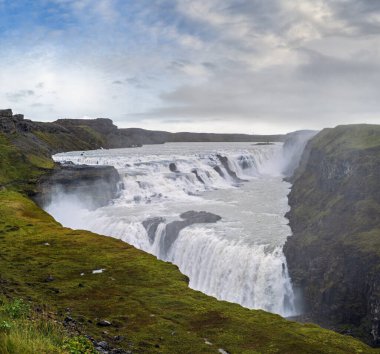 Suyla dolu bir resim Büyük şelale Gullfoss Sonbahar manzarası, İzlanda 'nın güneybatısı.