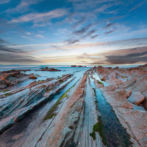 Twilight Ocean Coast Med Räfflad Stratiform Klippformationer Atlanten Spanien — Stockfoto