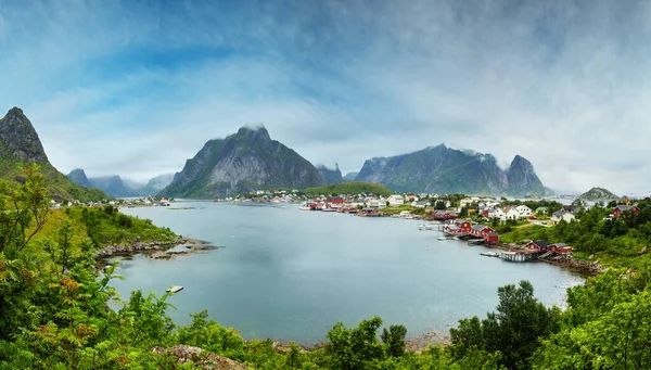 Pueblo Pesquero Reine Lofoten Noruega Verano Nublado Panorama —  Fotos de Stock