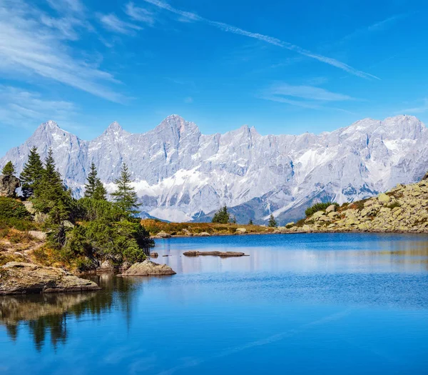 阳光明媚的秋天高山景色 平静的山林湖 清澈透明的水和反思 Spiegelsee Mittersee Mirror Lake Reiterated Alm Steiermark — 图库照片