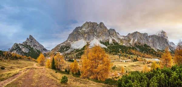 Красочная Осень Альпийских Доломитов Скалистая Горная Сцена Судтироль Италия Мирный — стоковое фото