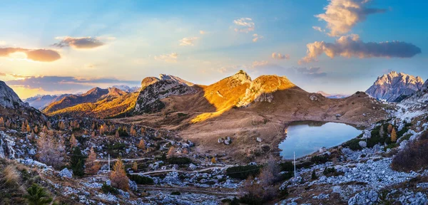 Sonbahar Sabahı Erken Saatlerde Dolomitler Dağ Manzarası Barışçıl Valparola Geçidi — Stok fotoğraf