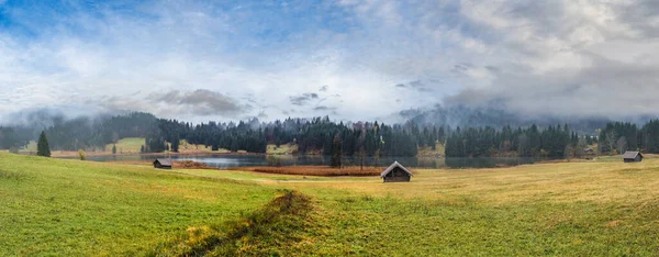 アルプスの湖GeroldeeまたはWagenbrucsee バイエルン ドイツ 秋の曇り 霧と霧雨の日 絵のような旅 農村の自然の美しさのコンセプトシーン — ストック写真