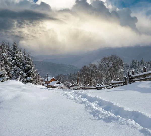 Platteland Heuvels Bossen Landbouwgronden Winter Afgelegen Alpine Bergdorp — Stockfoto