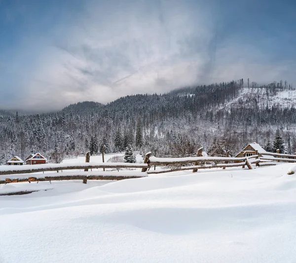 Kışın Uzak Dağlık Dağlık Köyde Kırsal Tepeler Ağaçlar Tarım Arazileri — Stok fotoğraf