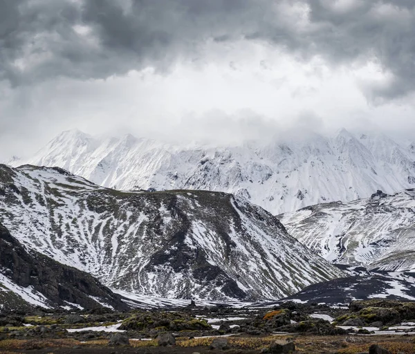 Színes Landmannalaugar Hegyek Hótakaró Alatt Ősszel Izlandon — Stock Fotó