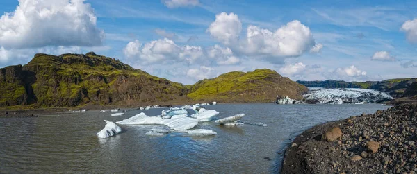 アイスランドのSolheimajokull氷河 この氷河の舌はカトラ火山から滑った 氷と周囲の山々のブロックと美しい氷河湖ラグーン 誰も知らない — ストック写真