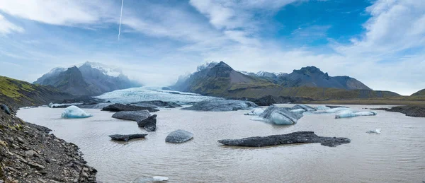 冰川舌从冰川下的Oaefajokull火山附近的Vatnajokull冰盖或Vatna冰川滑出 有冰块和周围山脉的冰川泻湖 — 图库照片